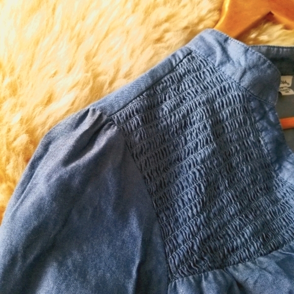 💥GUESS V-Neck Smocked Denim Effect Blouse Size Small - Picture 3 of 8